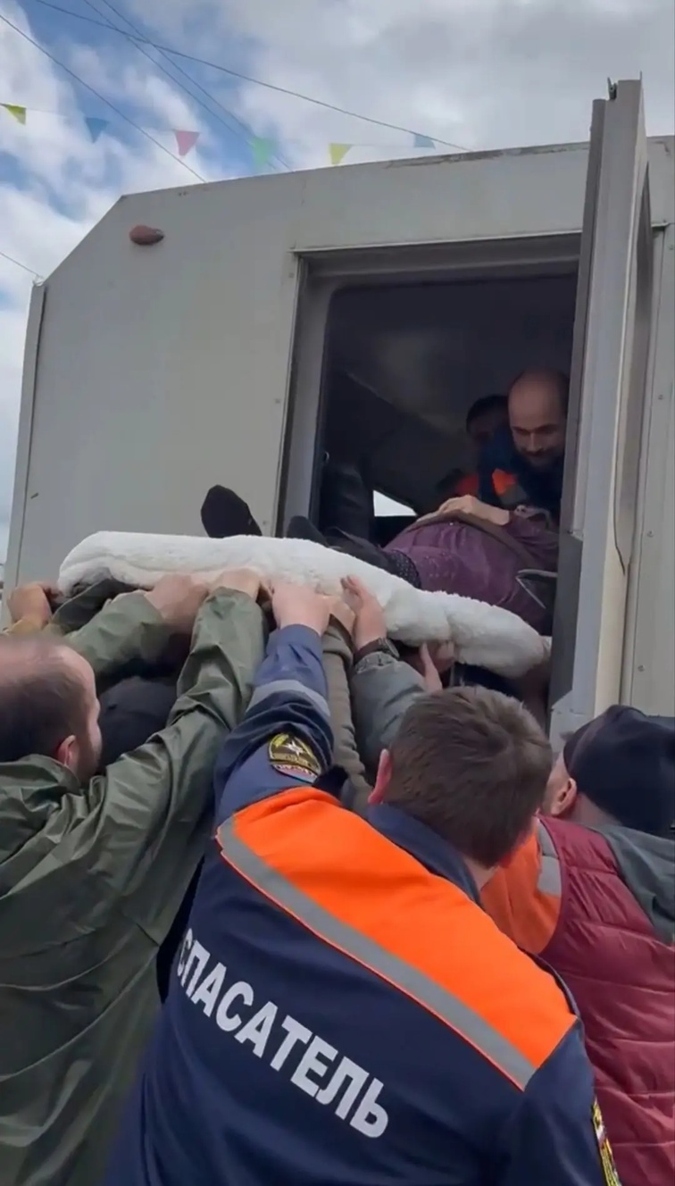 Спасателями МЧС Дагестана и ГУ МЧС России по РД проводится эвакуация жителей сел Тутлар, Адильотар Хасавюртовского района.