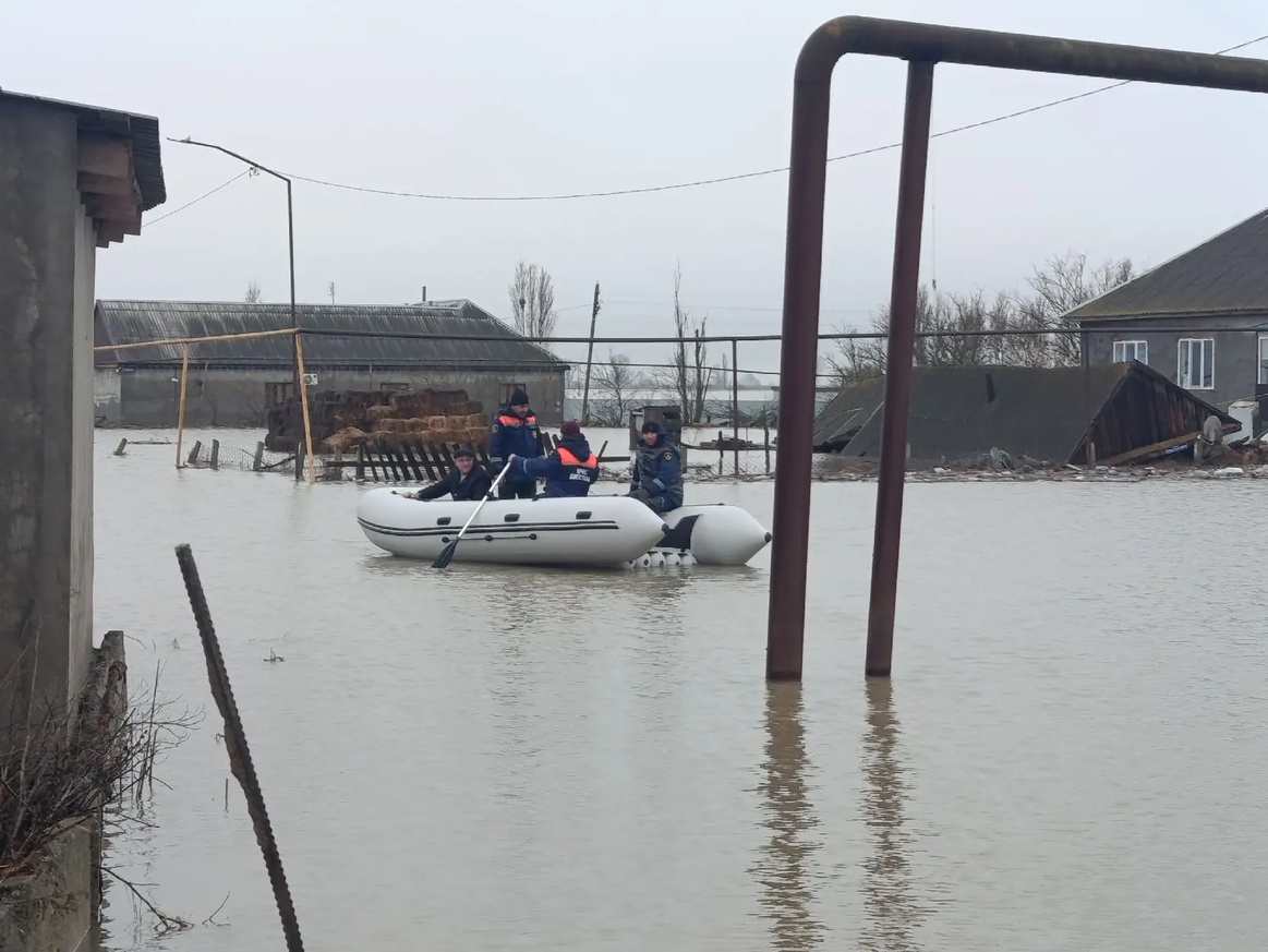 Спасателями МЧС Дагестана и ГУ МЧС России по РД проводится эвакуация жителей сел Тутлар, Адильотар Хасавюртовского района.