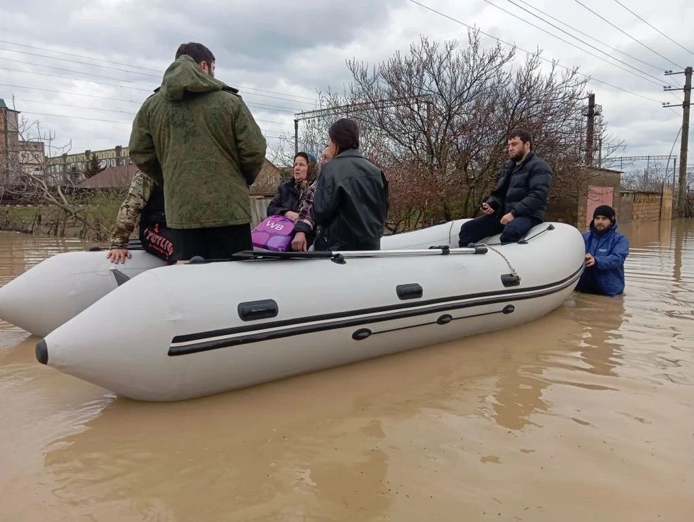 Спасатели МЧС . Эвакуация населения из затопленных районов.