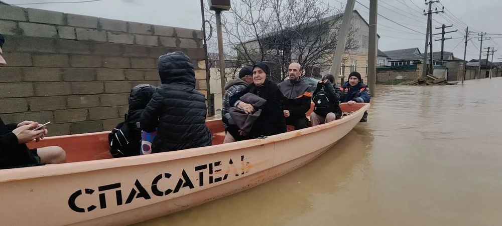 Спасатели МЧС . Эвакуация населения из затопленных районов.
