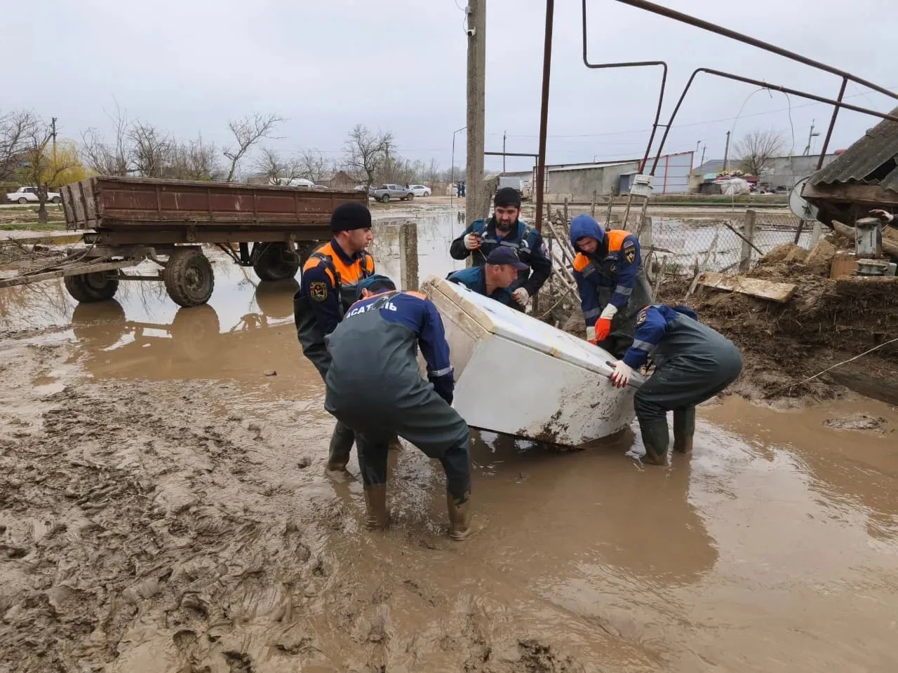 Спасатели МЧС республики продолжают оказывать помощь населению, пострадавшему от  подтопления.