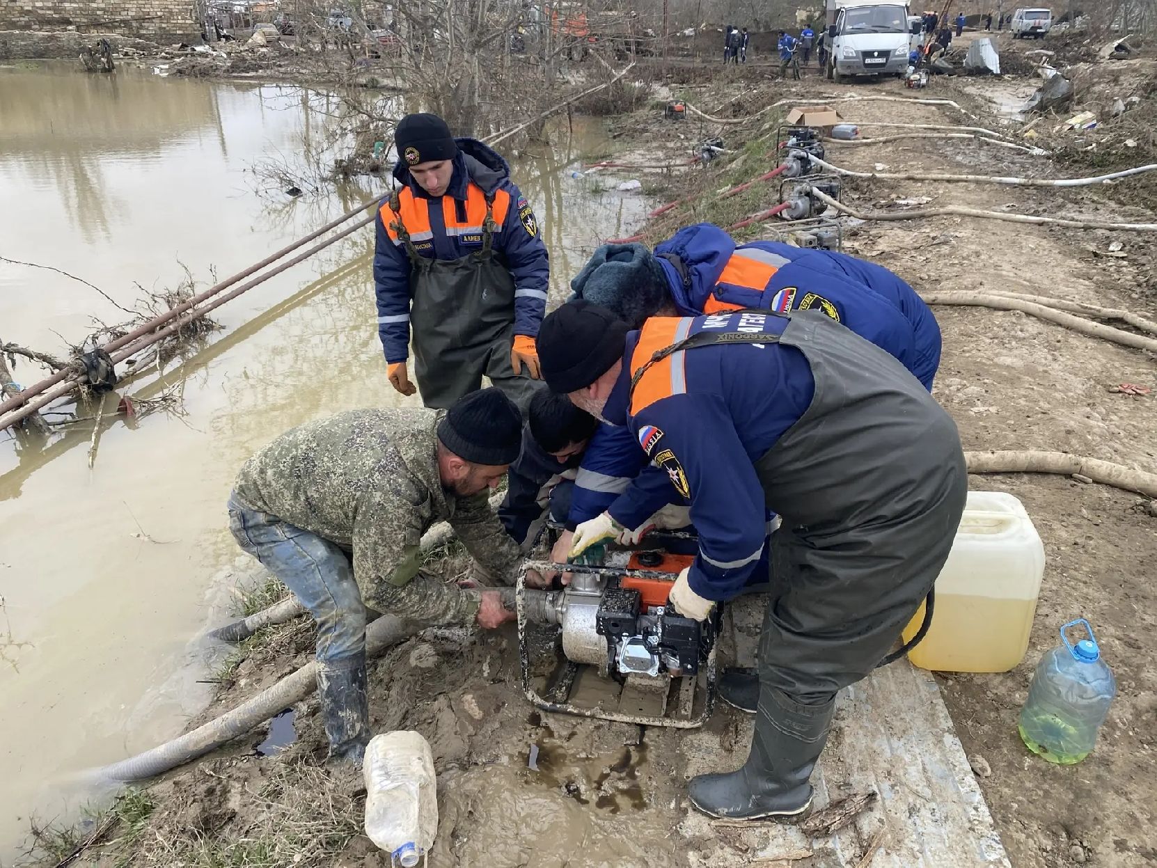 Спасатели МЧС республики продолжают оказывать помощь населению, пострадавшему от  подтопления.