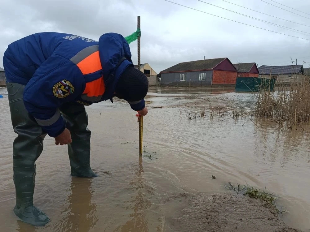 Спасатели МЧС республики продолжают оказывать помощь населению, пострадавшему от  подтопления.