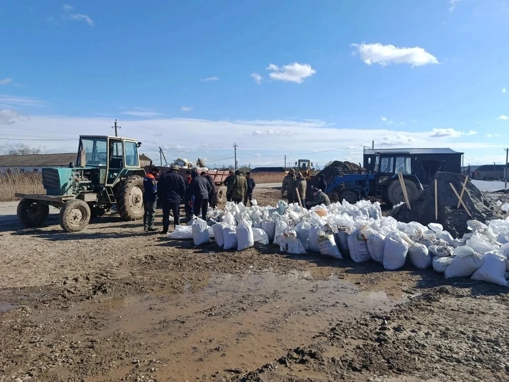 Спасатели МЧС республики продолжают оказывать помощь населению, пострадавшему от  подтопления.
