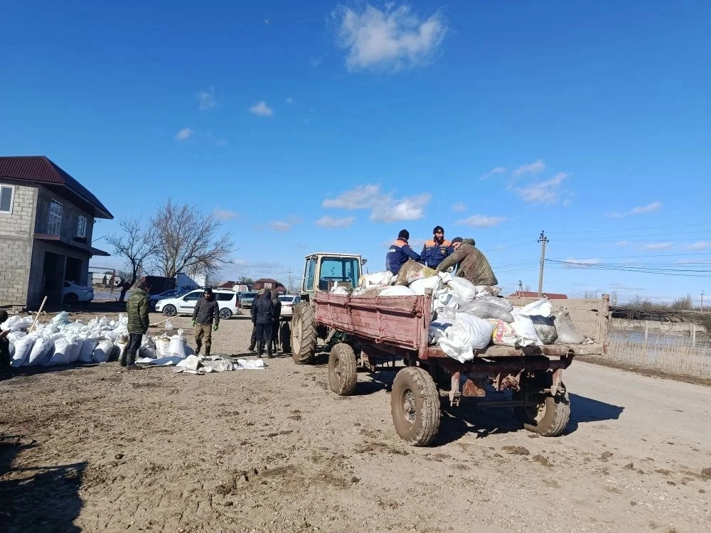 Спасатели МЧС республики продолжают оказывать помощь населению, пострадавшему от  подтопления.