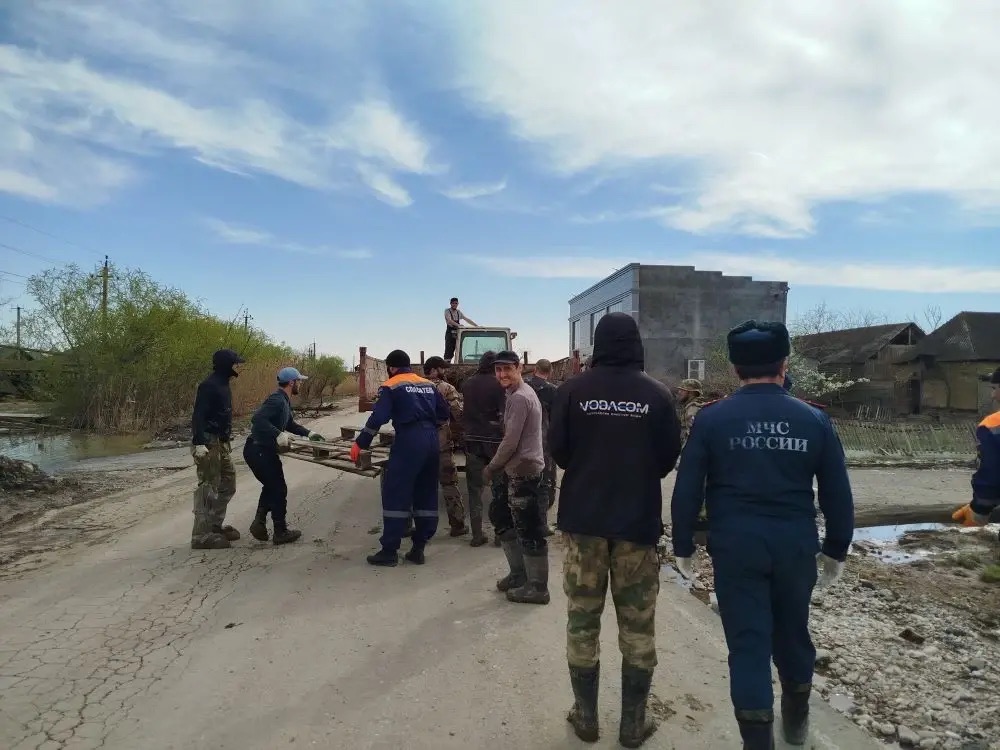 Спасатели МЧС республики продолжают оказывать помощь населению, пострадавшему от  подтопления.