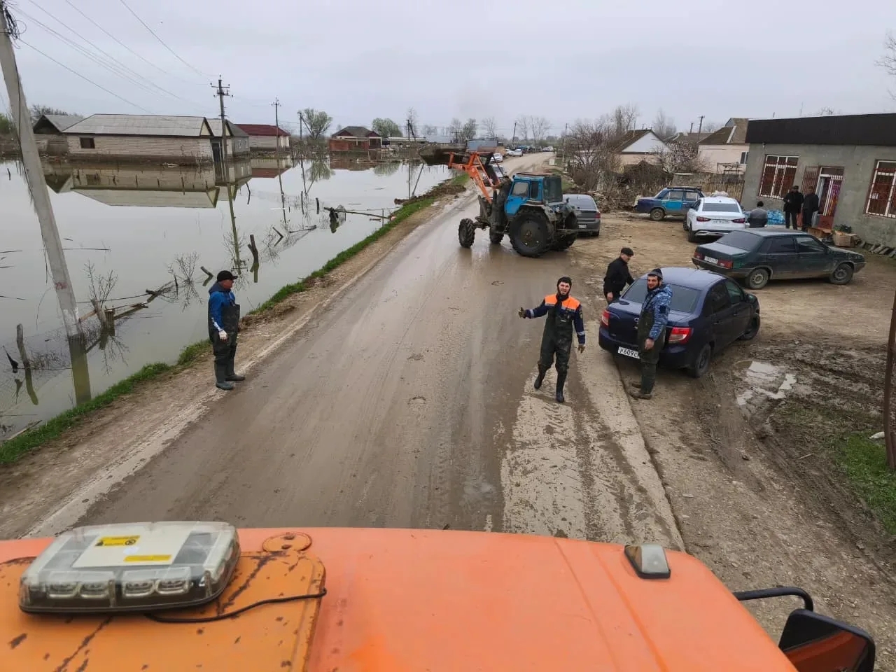 Спасатели МЧС республики продолжают оказывать помощь населению, пострадавшему от  подтопления.