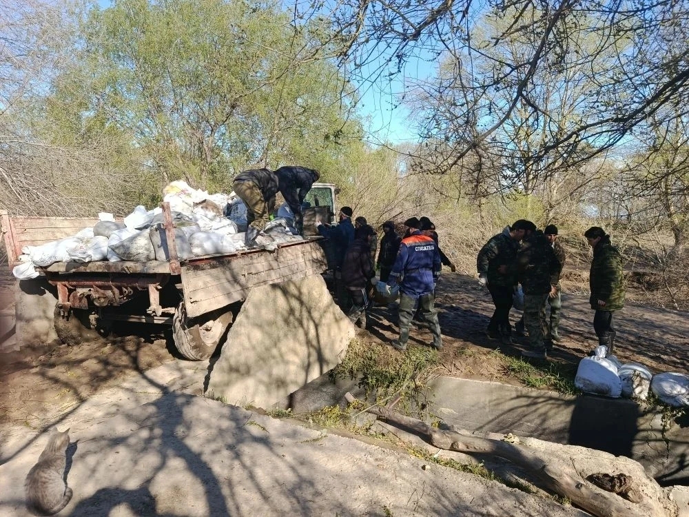 Спасатели МЧС республики продолжают оказывать помощь населению, пострадавшему от  подтопления.