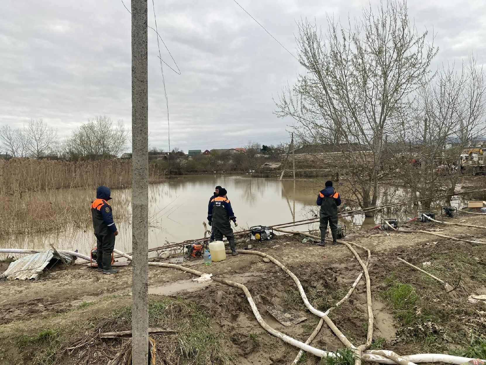 Спасатели МЧС республики продолжают оказывать помощь населению, пострадавшему от  подтопления.