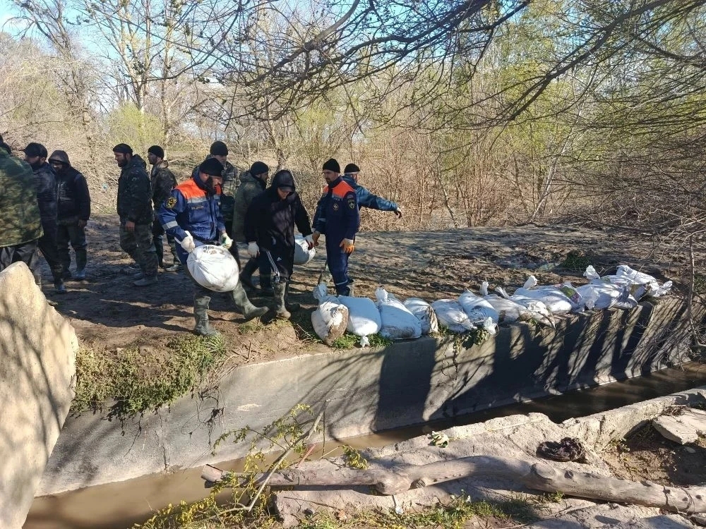 Спасатели МЧС республики продолжают оказывать помощь населению, пострадавшему от  подтопления.