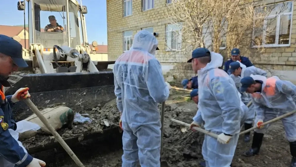 Спасатели МЧС республики продолжают устранять последствия ЧС в Дербентском и Хасавюртовском районах.