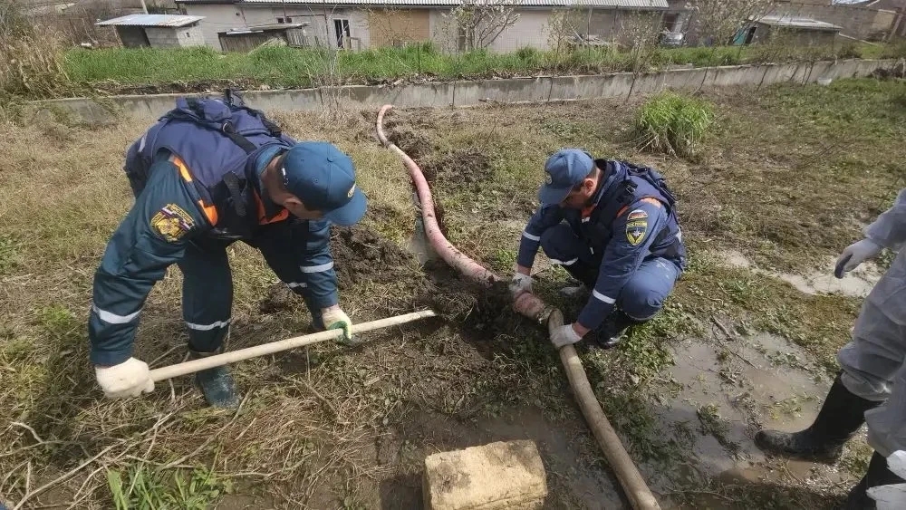 Спасатели МЧС республики продолжают устранять последствия ЧС в Дербентском и Хасавюртовском районах.