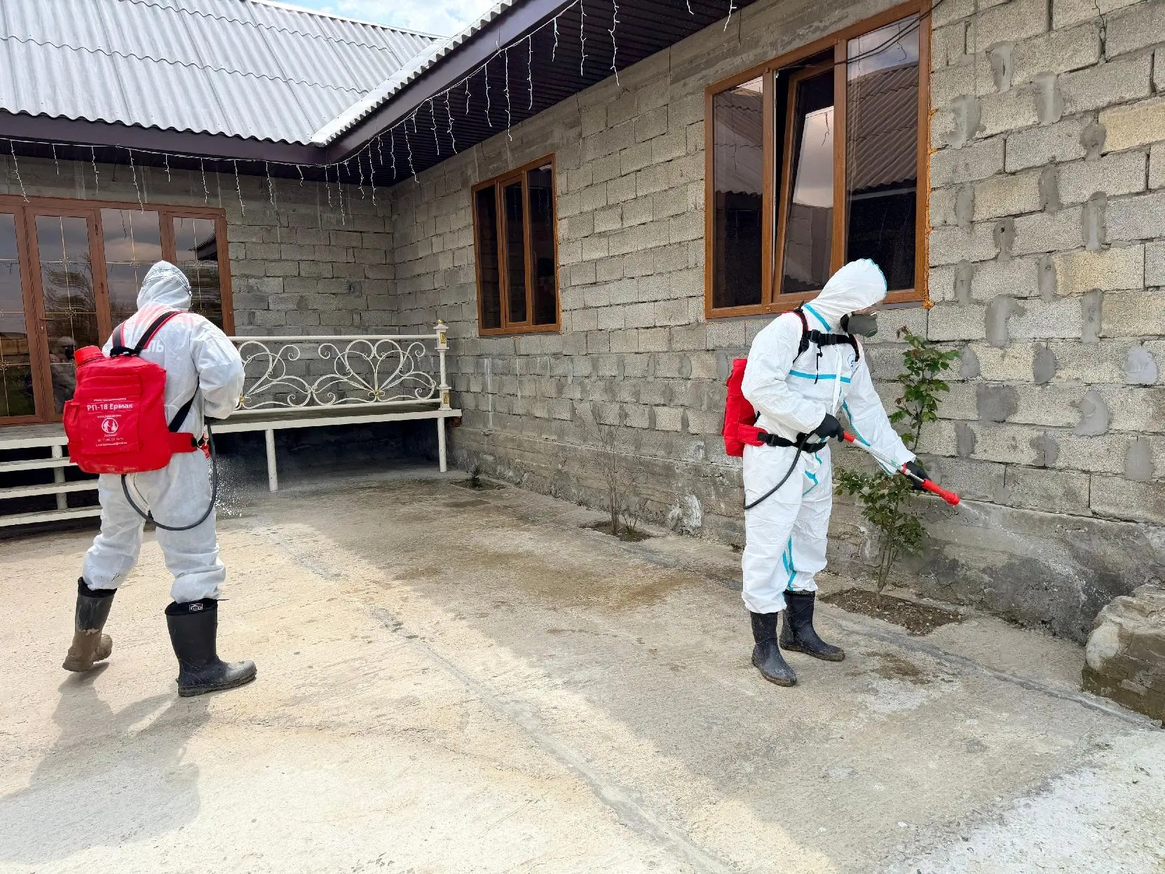 Спасатели МЧС республики продолжают устранять последствия ЧС в Дербентском и Хасавюртовском районах.