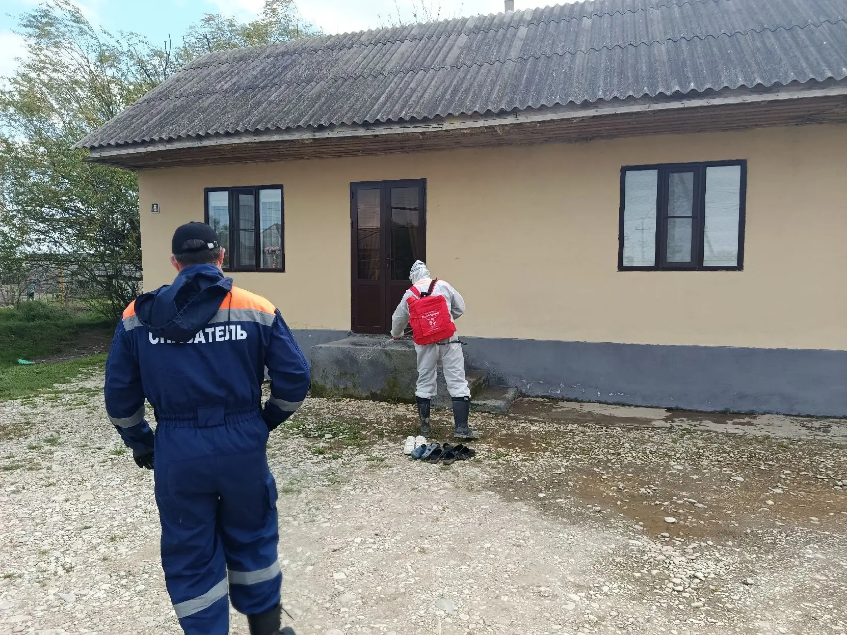 Спасатели МЧС республики продолжают устранять последствия ЧС в Дербентском и Хасавюртовском районах.