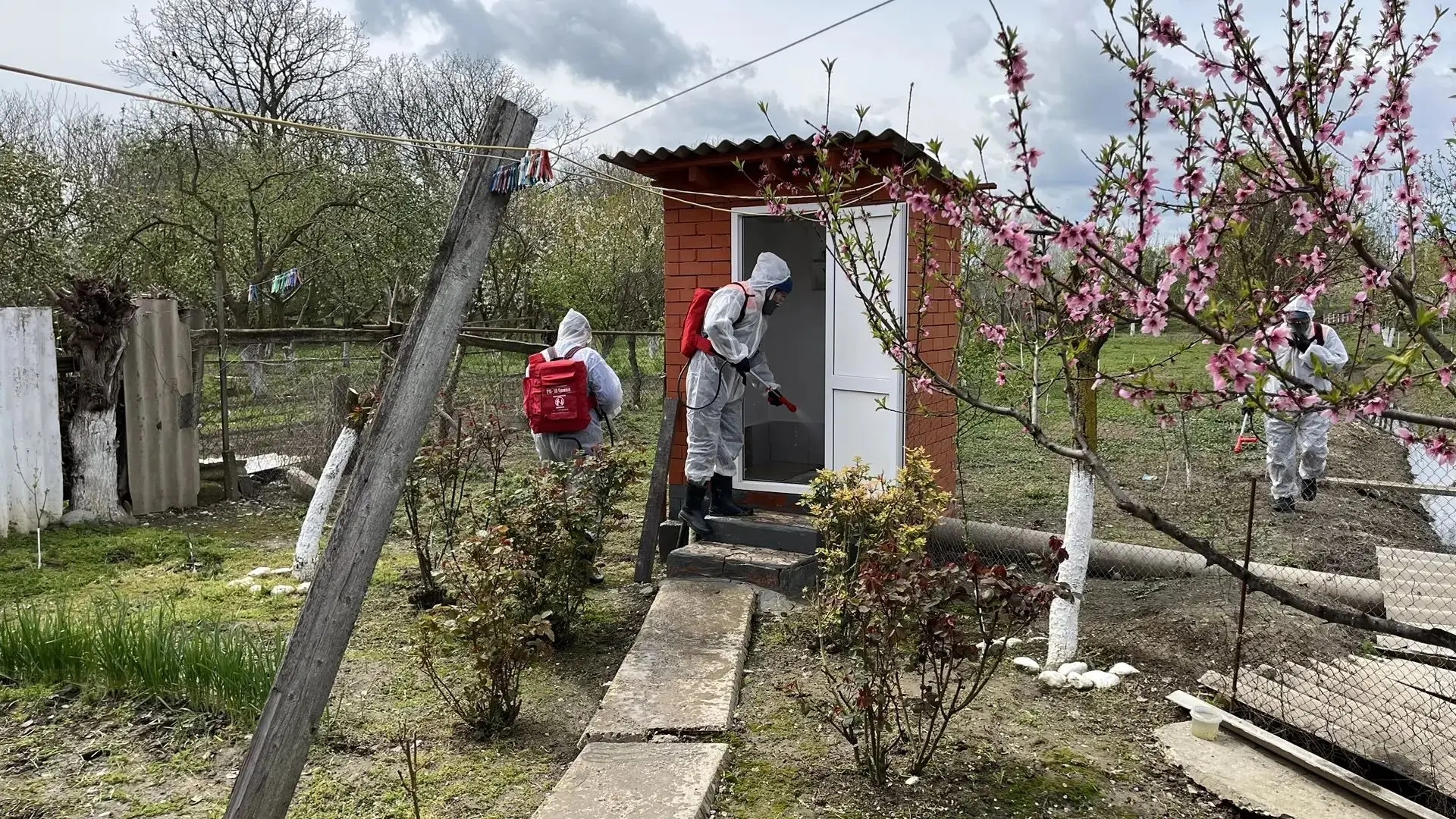 Спасатели МЧС республики продолжают устранять последствия ЧС в Дербентском и Хасавюртовском районах.