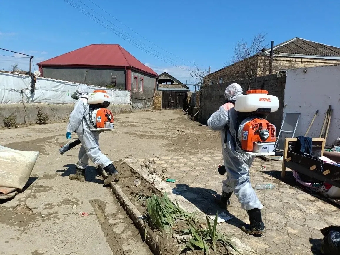 Спасатели МЧС республики продолжают устранять последствия ЧС в Дербентском и Хасавюртовском районах.