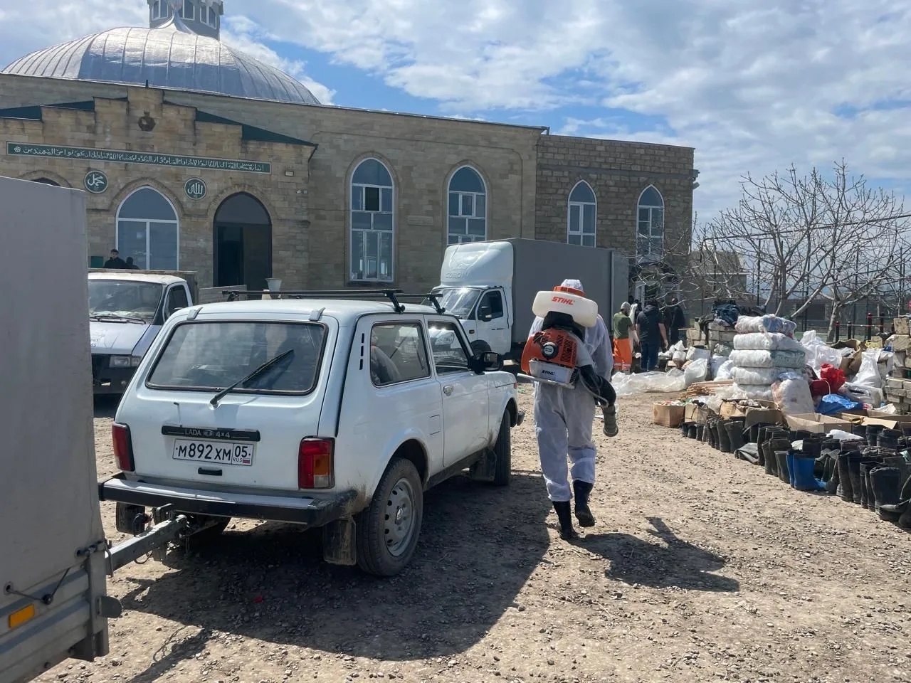 Спасатели МЧС республики продолжают устранять последствия ЧС в Дербентском и Хасавюртовском районах.