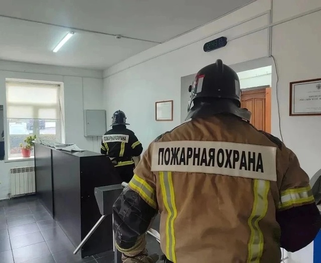 Личный состав ПЧ-50 провел пожарно-тактические занятия в здании Администрации Ахтынского района.