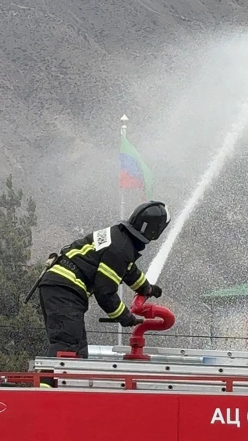 Личный состав ПЧ-50 провел пожарно-тактические занятия в здании Администрации Ахтынского района.