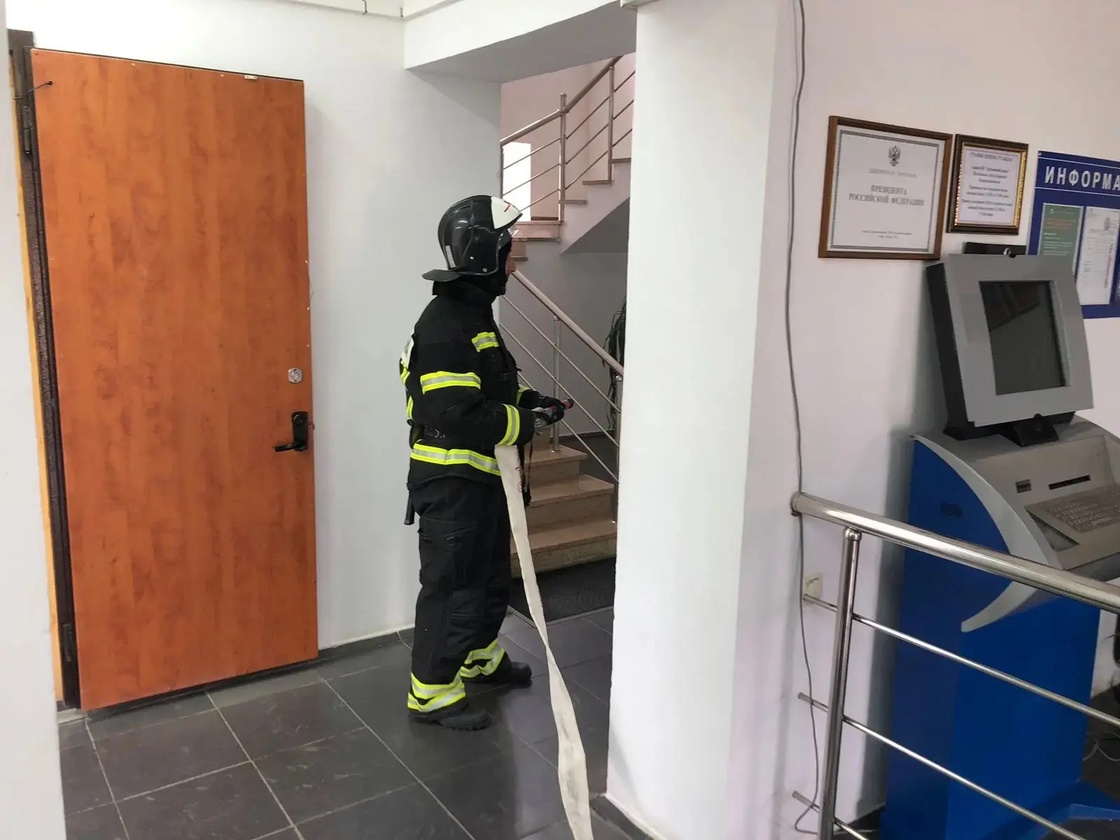 Личный состав ПЧ-50 провел пожарно-тактические занятия в здании Администрации Ахтынского района.