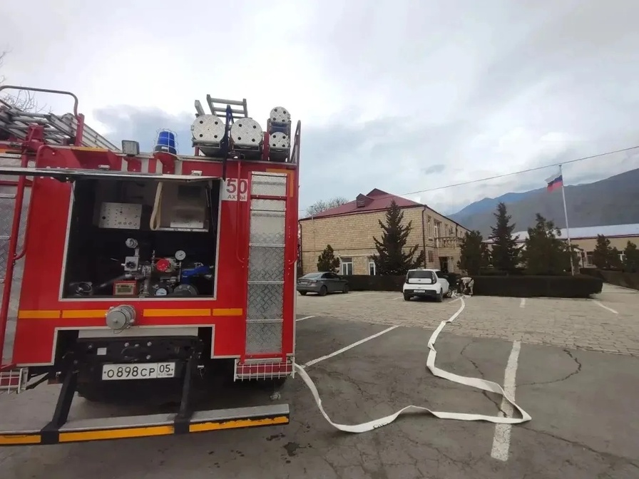 Личный состав ПЧ-50 провел пожарно-тактические занятия в здании Администрации Ахтынского района.