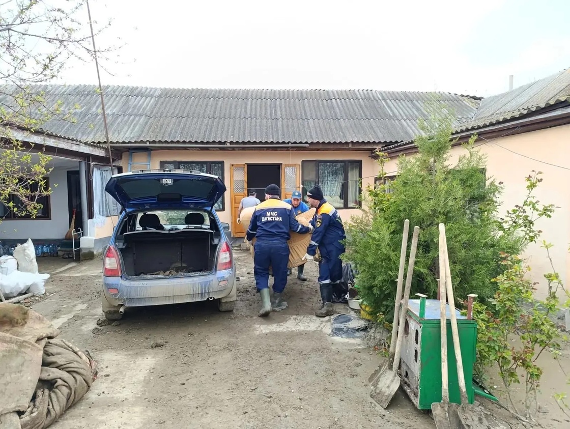 Спасатели МЧС Республики совместно со спасателями Тульского Спасательного центра продолжают непрерывную работу в пострадавших селах Хасавюртовского района.