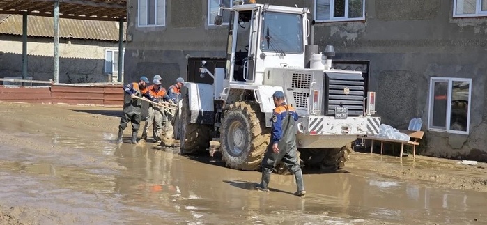 Спасатели МЧС Республики совместно со спасателями Тульского Спасательного центра продолжают непрерывную работу в пострадавших селах Хасавюртовского района.