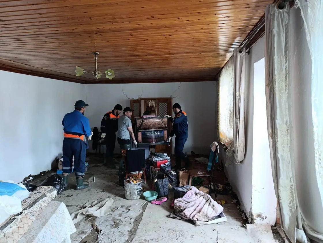 Спасатели МЧС Республики совместно со спасателями Тульского Спасательного центра продолжают непрерывную работу в пострадавших селах Хасавюртовского района.
