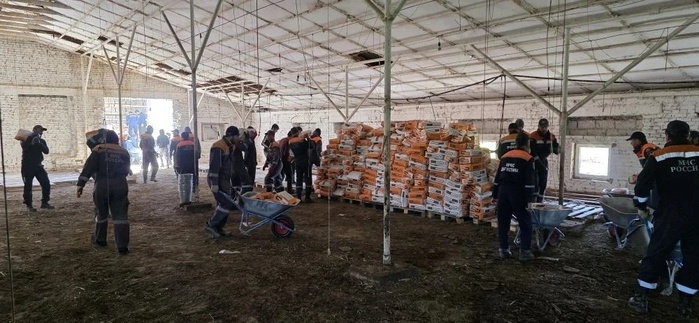 Спасатели МЧС Республики совместно со спасателями Тульского Спасательного центра продолжают непрерывную работу в пострадавших селах Хасавюртовского района.