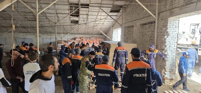 Спасатели МЧС Республики совместно со спасателями Тульского Спасательного центра продолжают непрерывную работу в пострадавших селах Хасавюртовского района.