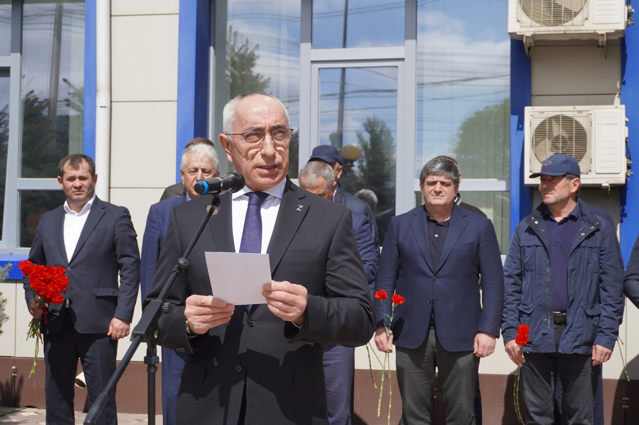 В МЧС Дагестана возложили цветы к мемориалу погибших при исполнении служебных обязанностей сотрудников ведомства.