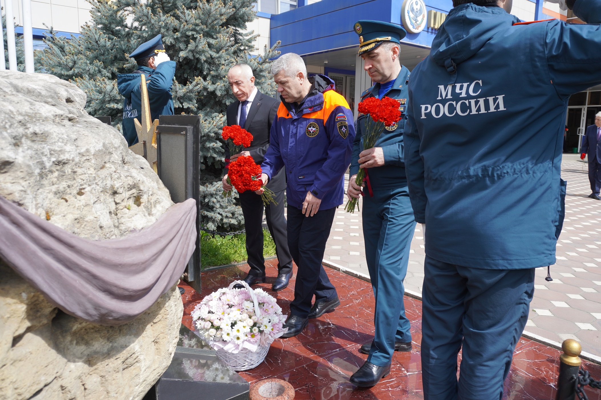 В МЧС Дагестана возложили цветы к мемориалу погибших при исполнении служебных обязанностей сотрудников ведомства.