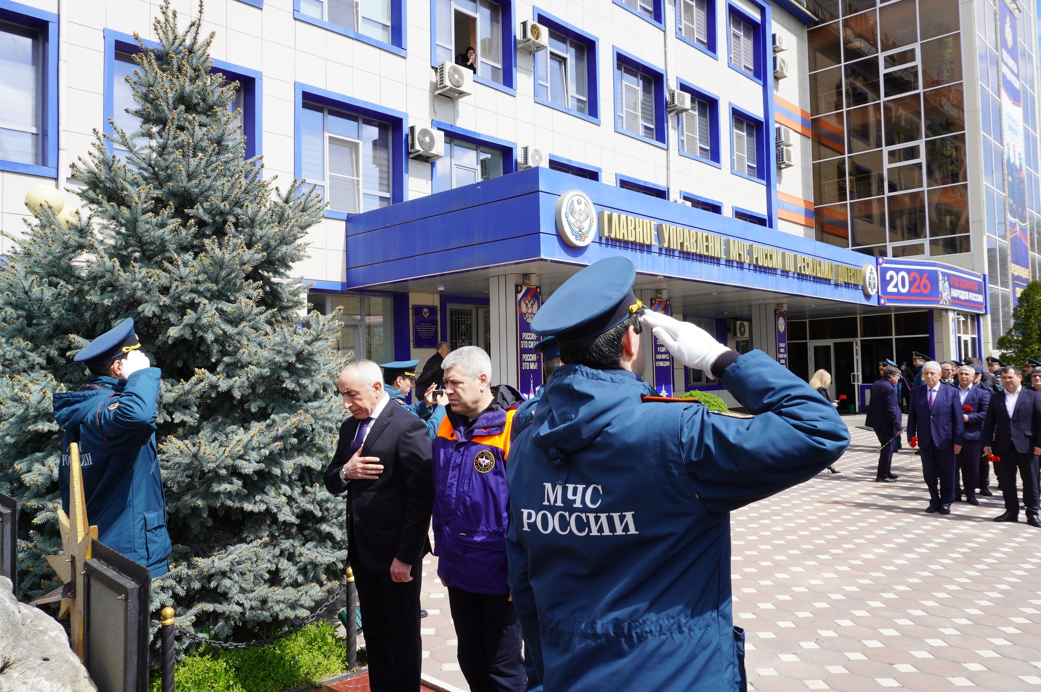 В МЧС Дагестана возложили цветы к мемориалу погибших при исполнении служебных обязанностей сотрудников ведомства.