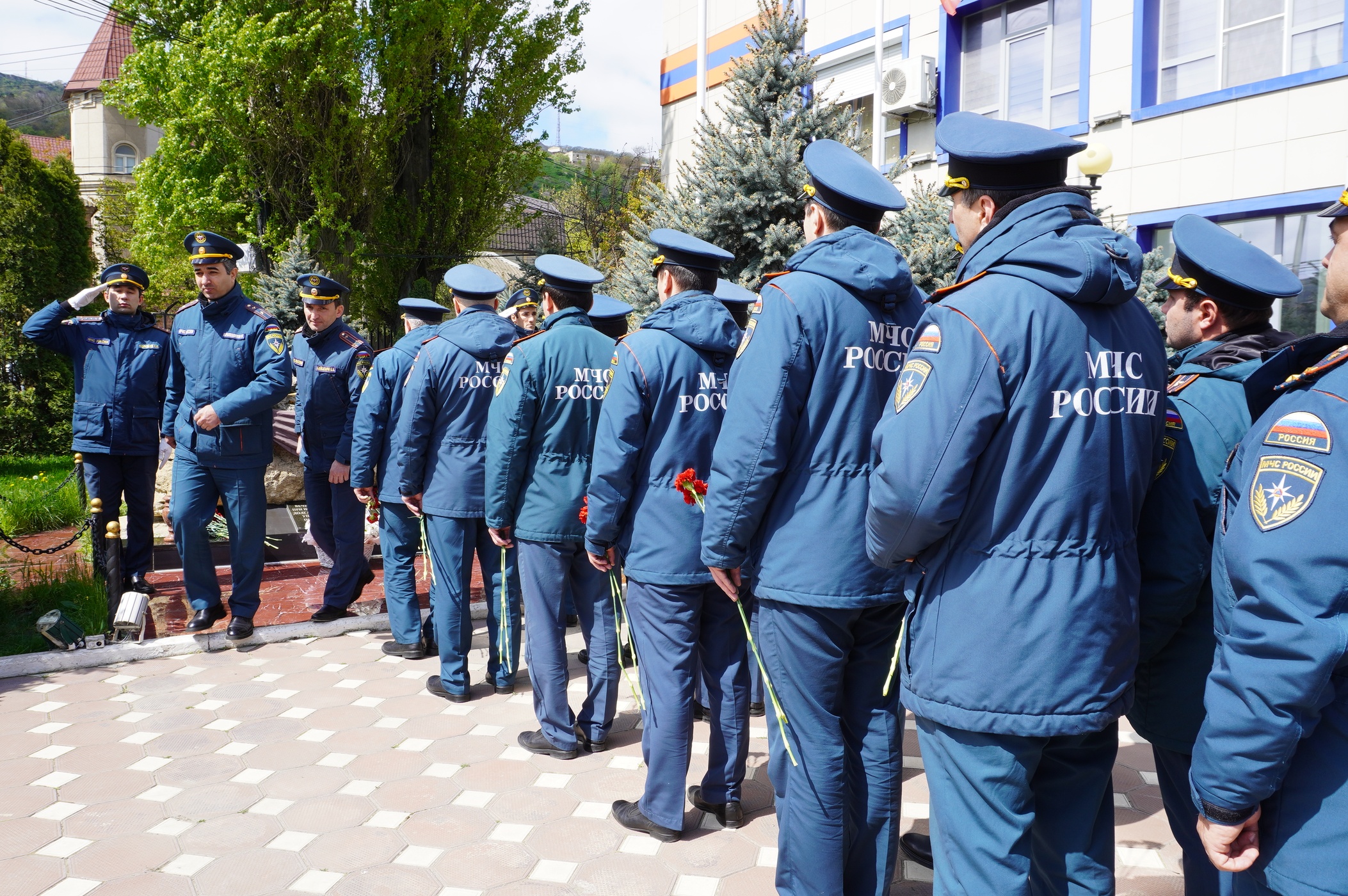 В МЧС Дагестана возложили цветы к мемориалу погибших при исполнении служебных обязанностей сотрудников ведомства.