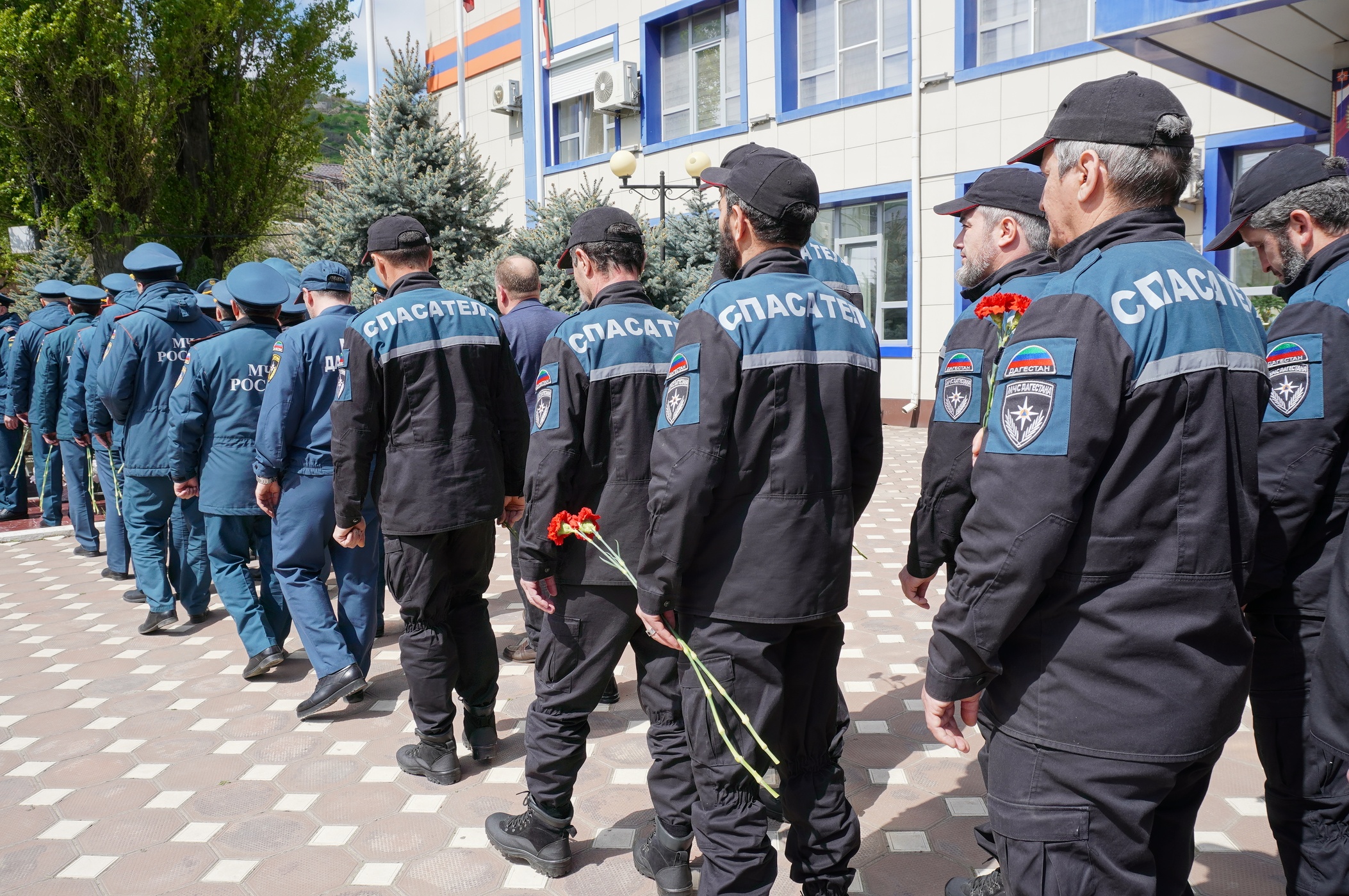 В МЧС Дагестана возложили цветы к мемориалу погибших при исполнении служебных обязанностей сотрудников ведомства.