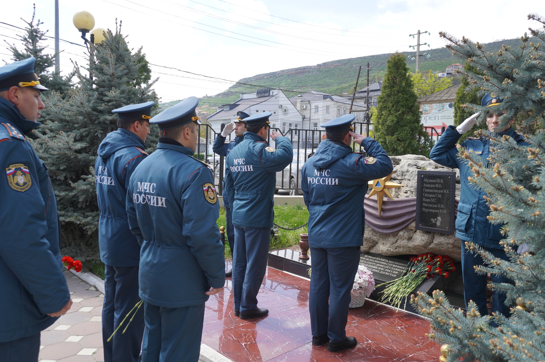 В МЧС Дагестана возложили цветы к мемориалу погибших при исполнении служебных обязанностей сотрудников ведомства.