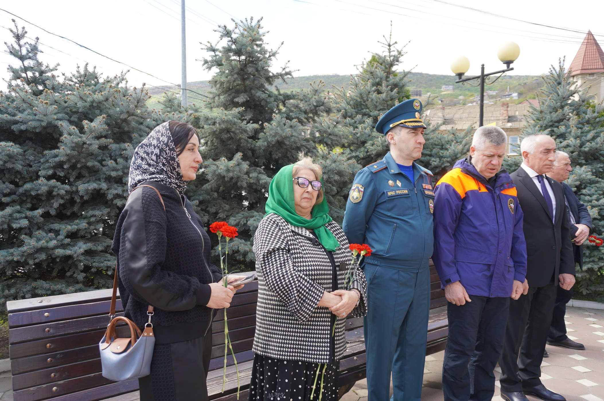 В МЧС Дагестана возложили цветы к мемориалу погибших при исполнении служебных обязанностей сотрудников ведомства.