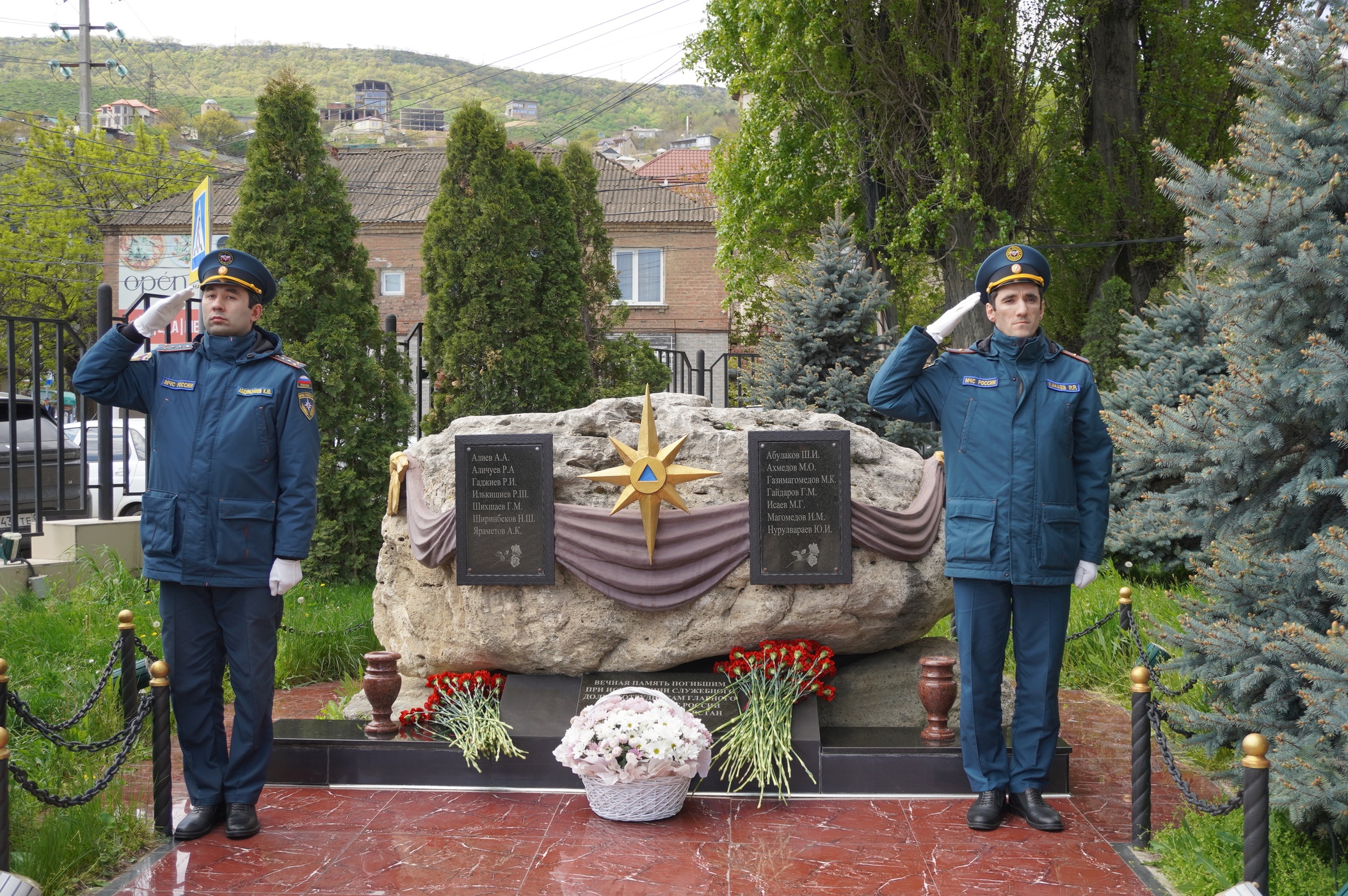 В МЧС Дагестана возложили цветы к мемориалу погибших при исполнении служебных обязанностей сотрудников ведомства.