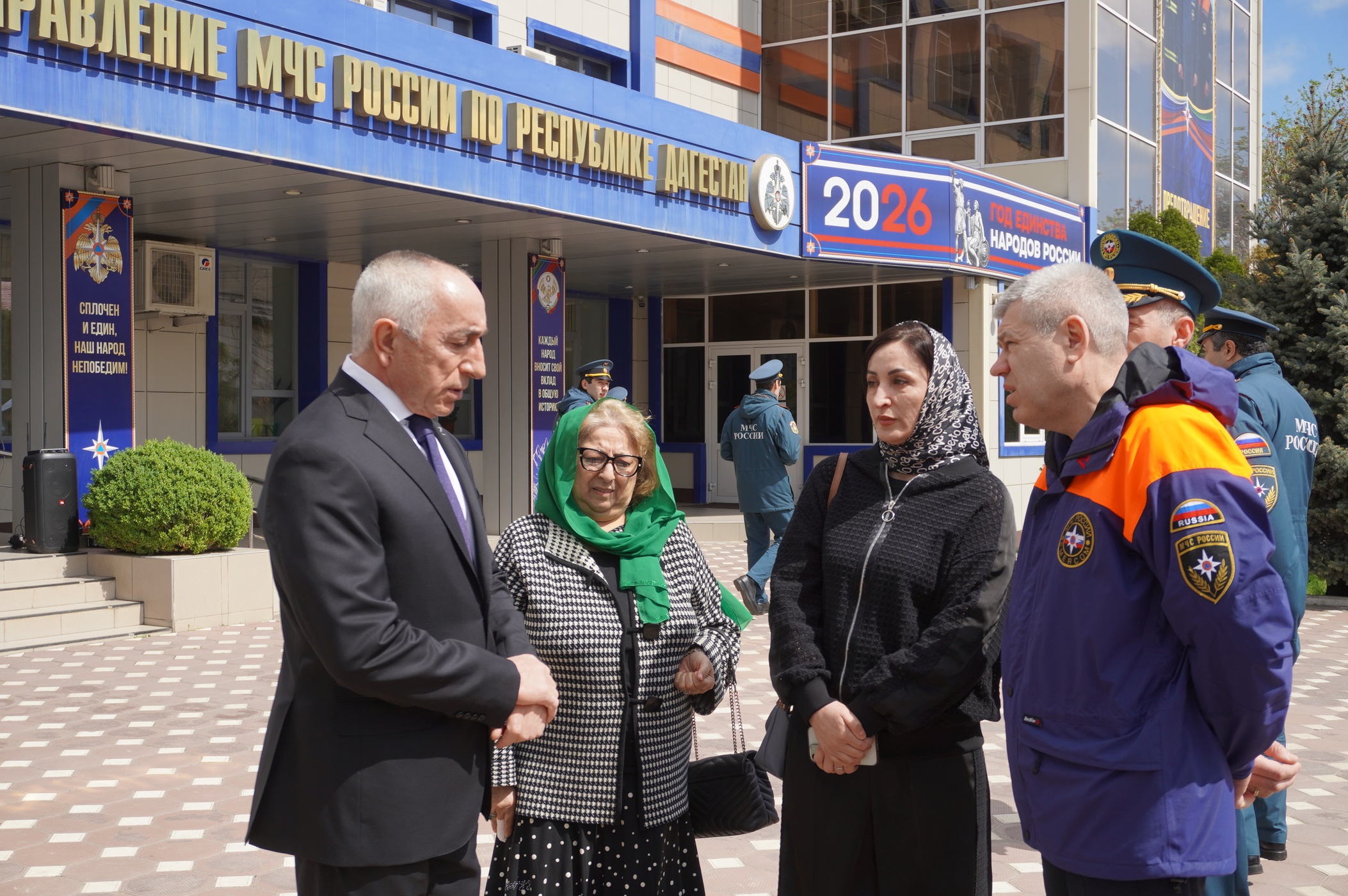 В МЧС Дагестана возложили цветы к мемориалу погибших при исполнении служебных обязанностей сотрудников ведомства.