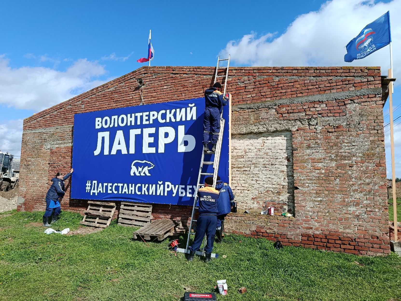 Группировкой спасателей Северного ПСО продолжаются работы по ликвидации последствий подтопления в Хасавюртовском районе.