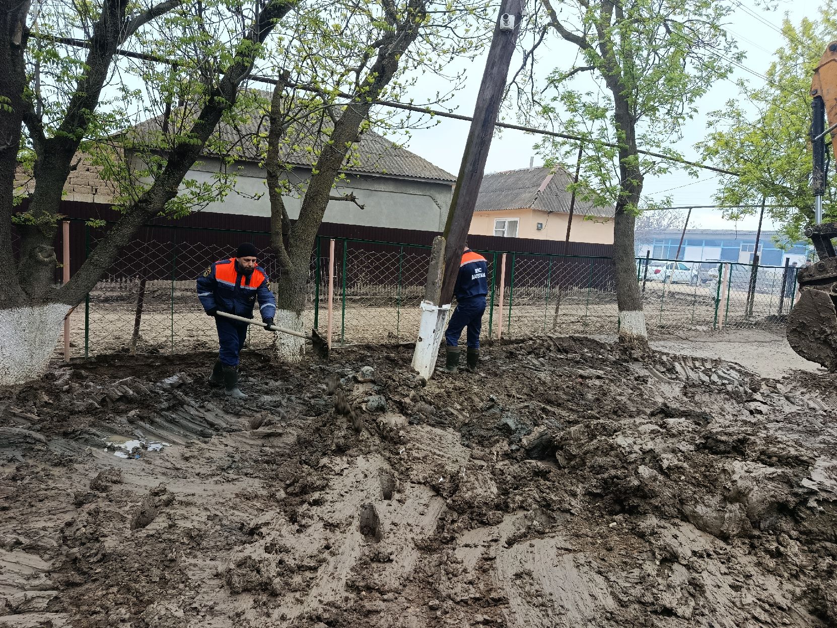 Группировкой спасателей Северного ПСО продолжаются работы по ликвидации последствий подтопления в Хасавюртовском районе.