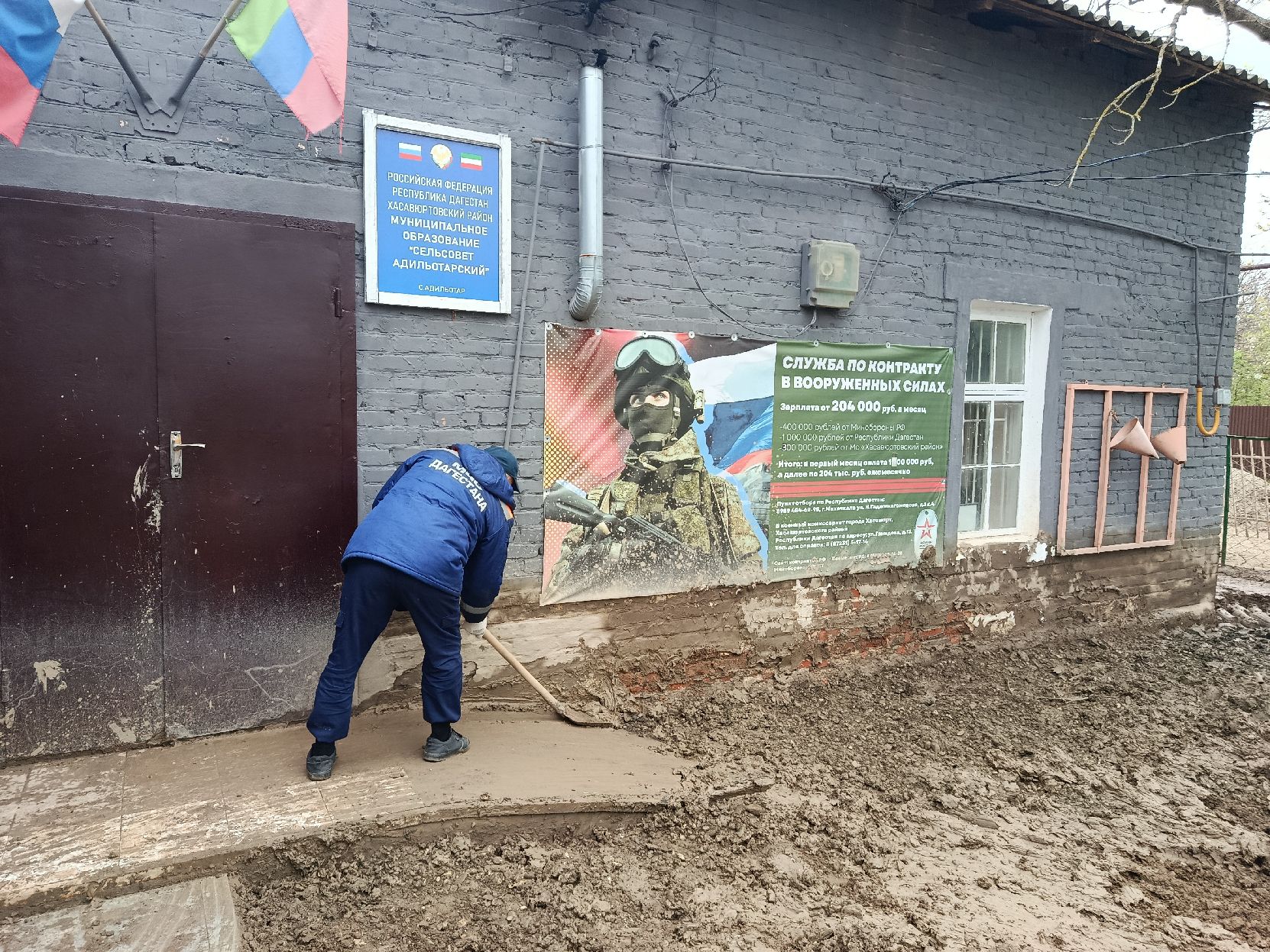 Группировкой спасателей Северного ПСО продолжаются работы по ликвидации последствий подтопления в Хасавюртовском районе.