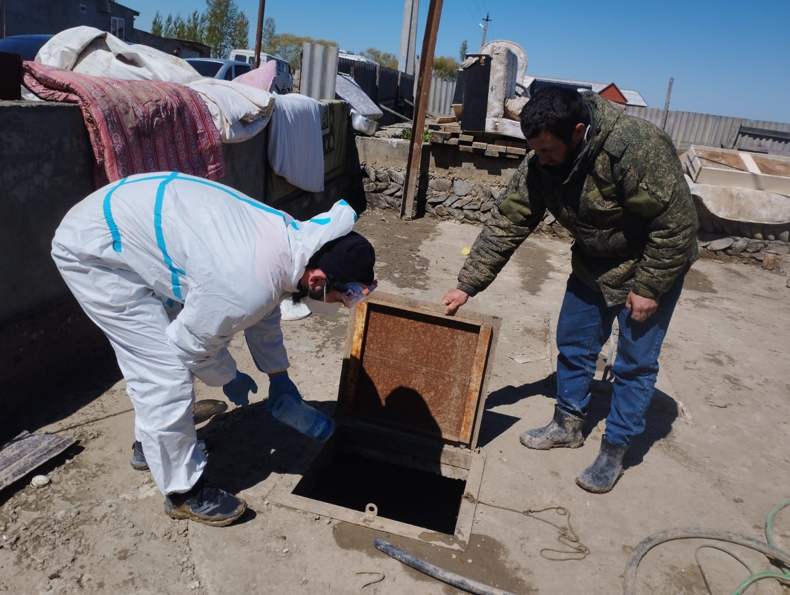 Группировкой спасателей Северного ПСО продолжаются работы по ликвидации последствий подтопления в Хасавюртовском районе.