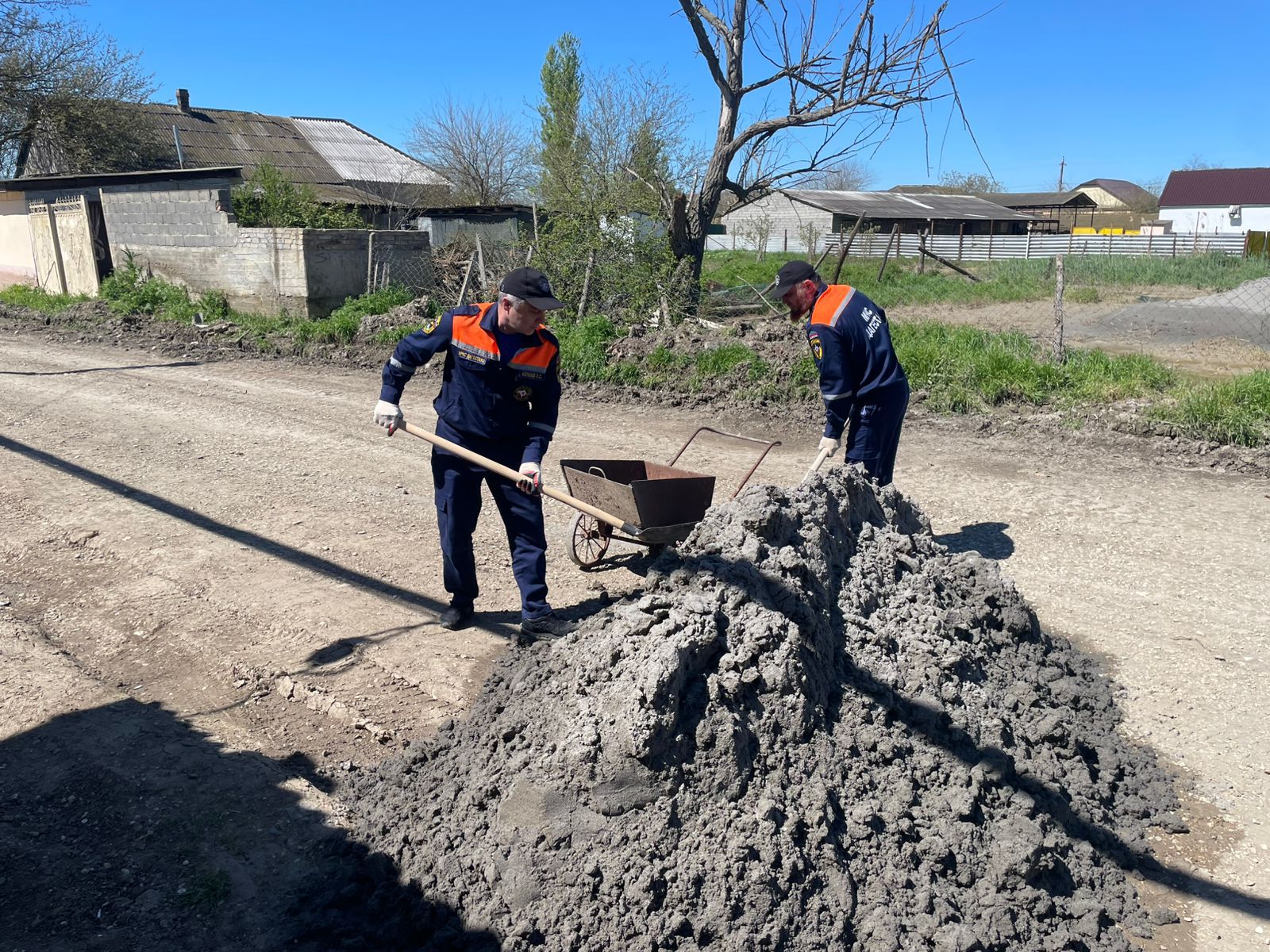 Группировкой спасателей Северного ПСО продолжаются работы по ликвидации последствий подтопления в Хасавюртовском районе.