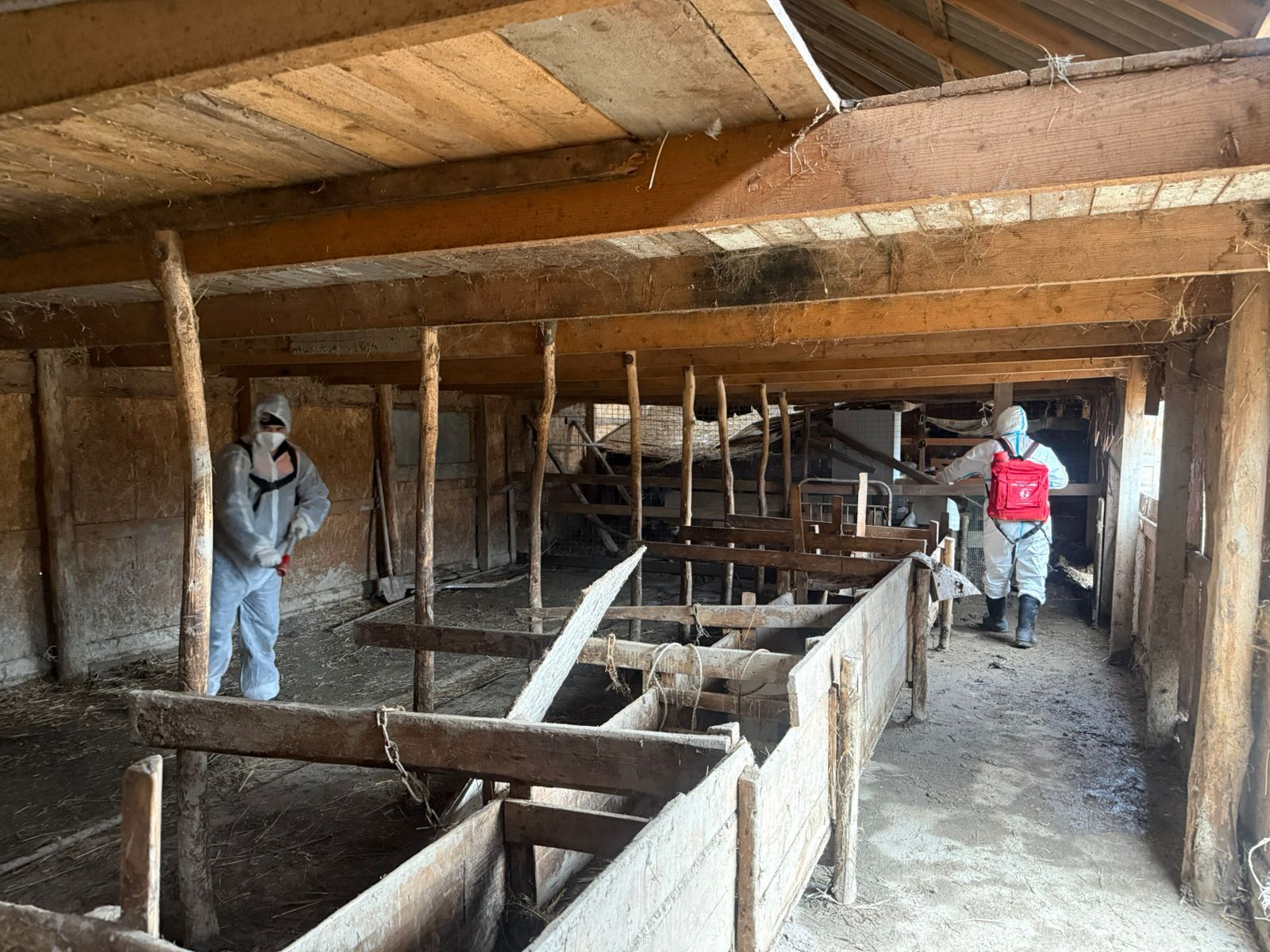 Группировкой спасателей Северного ПСО продолжаются работы по ликвидации последствий подтопления в Хасавюртовском районе.