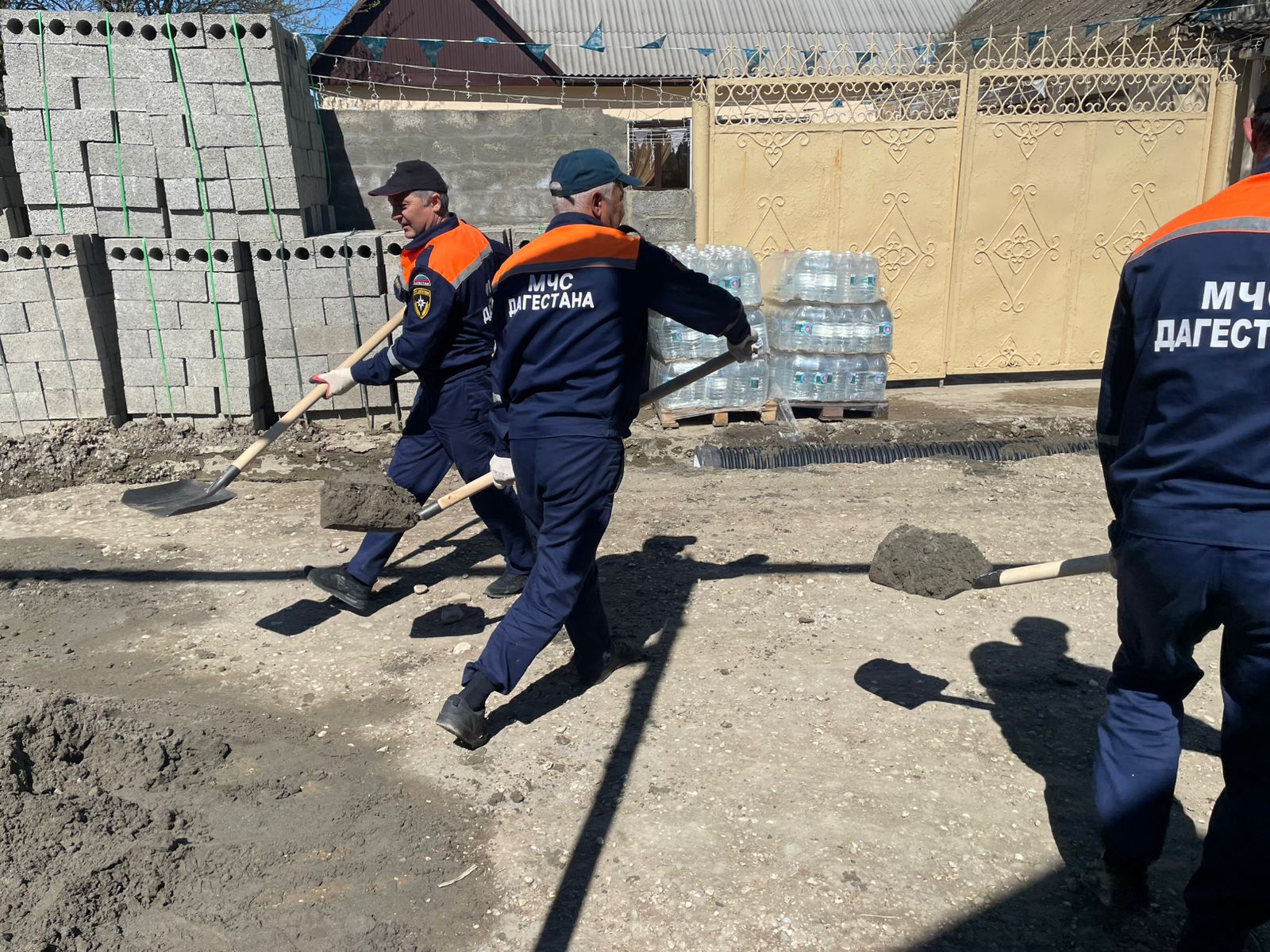 Группировкой спасателей Северного ПСО продолжаются работы по ликвидации последствий подтопления в Хасавюртовском районе.