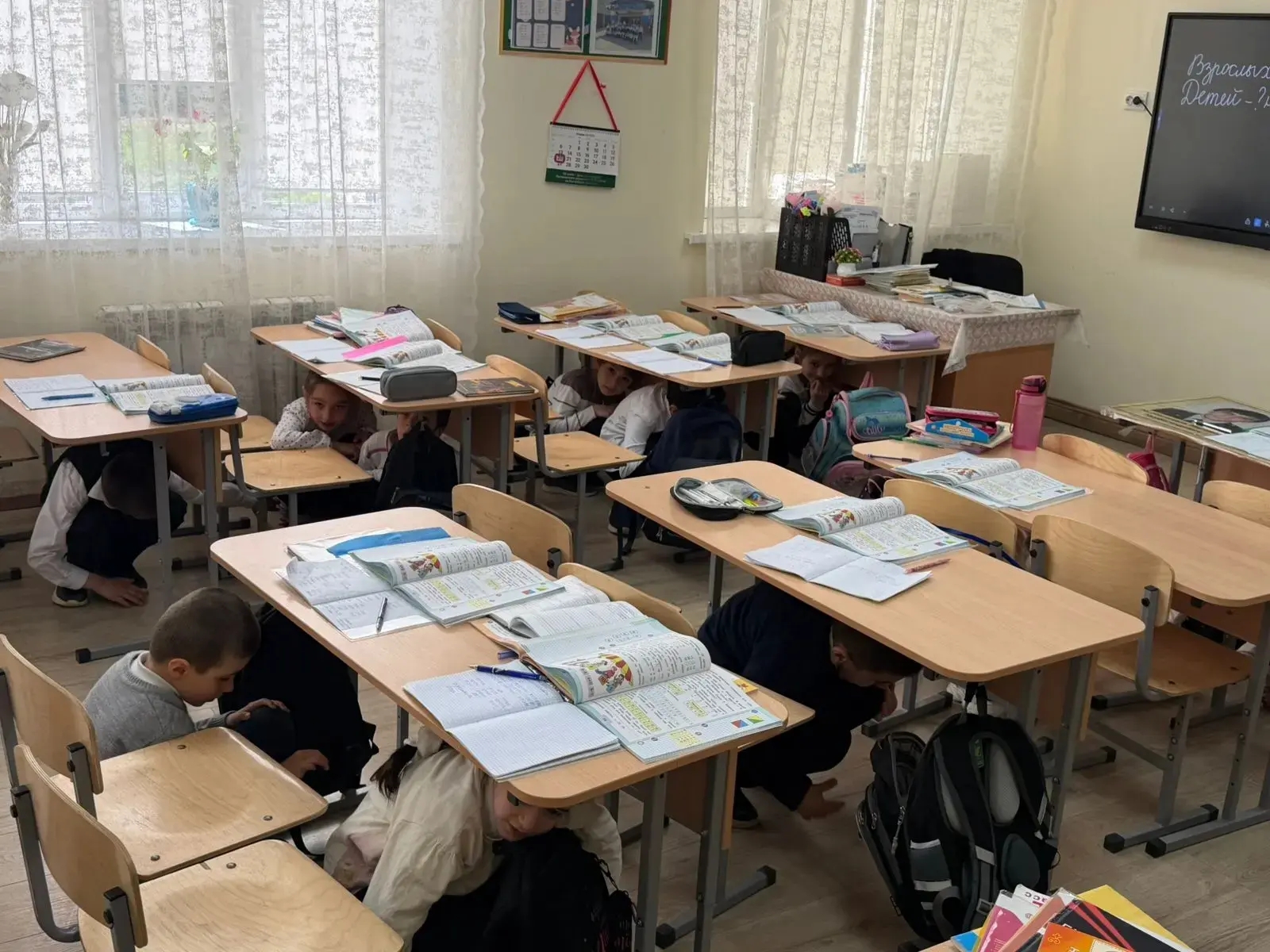 В здании школы  обнаружен подозрительный предмет, похожий на взрывное устройство.