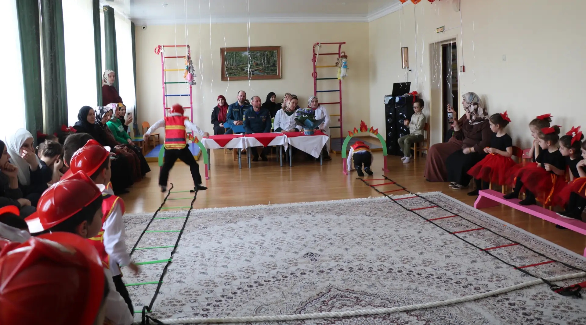 Дошколята поздравили огнеборцев  с Днем пожарной охраны