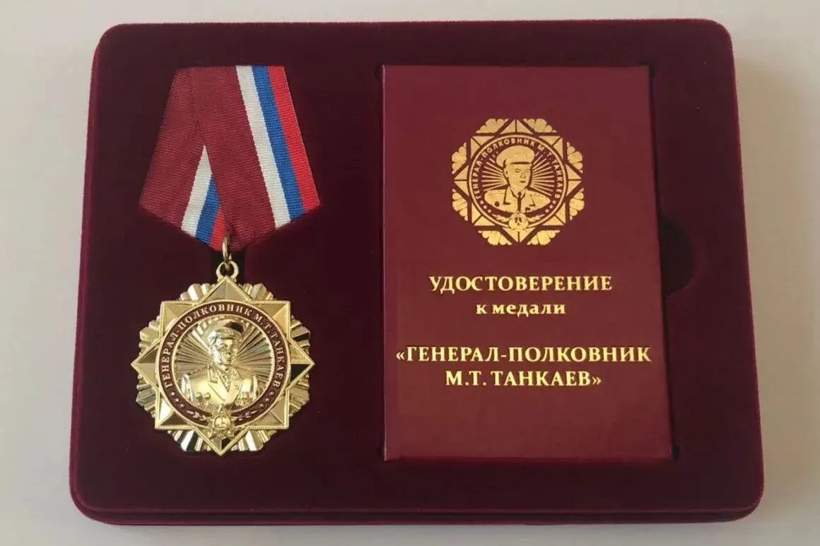 Член Общественного Совета при МЧС Дагестана навестил многодетную семью участника специальной военной операции