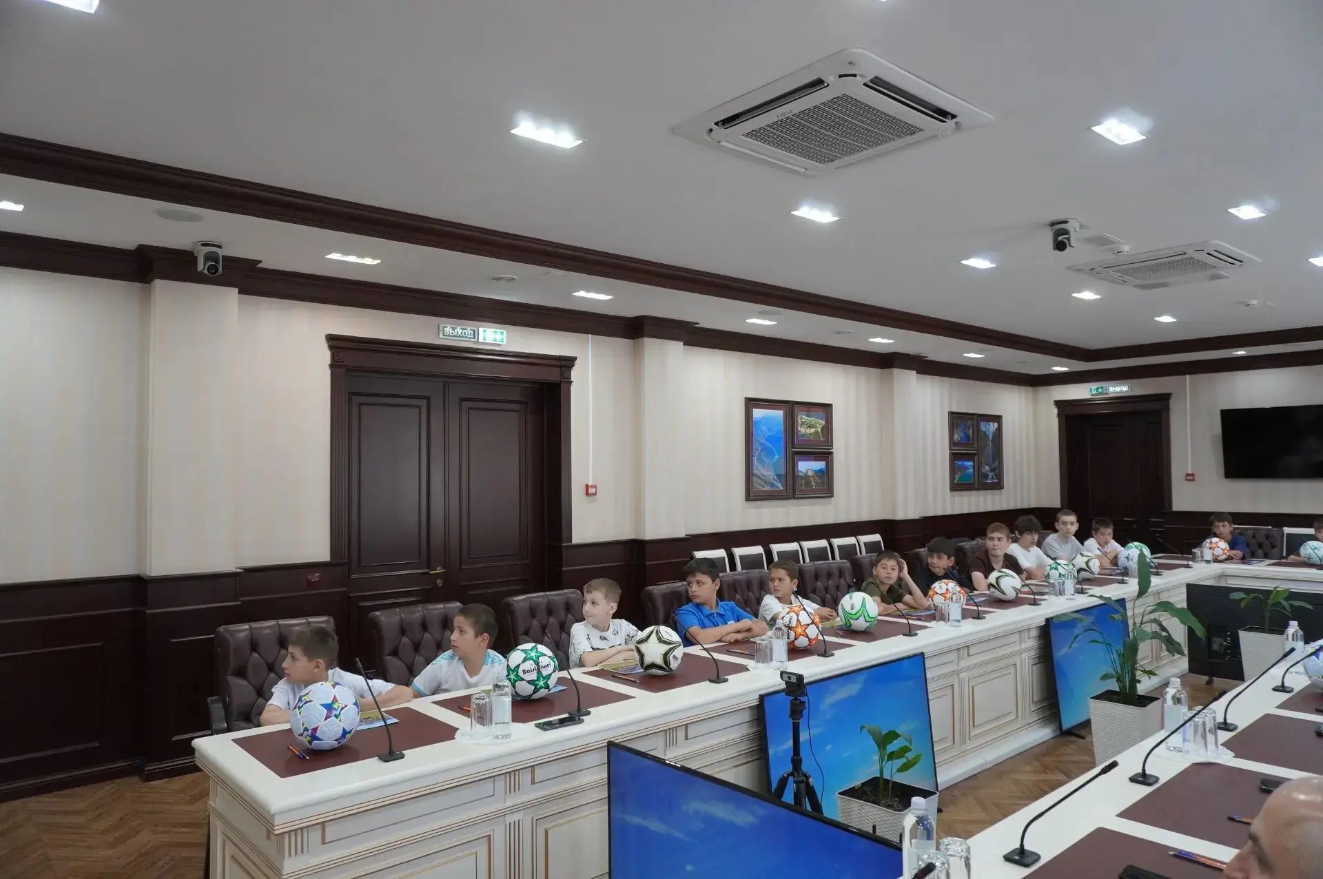 В МЧС Дагестана поздравили детей работников ведомства – призеров турнира по мини-футболу